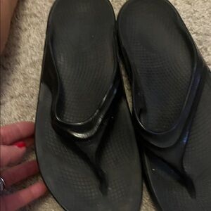 OOFOS Black Women's Sandals